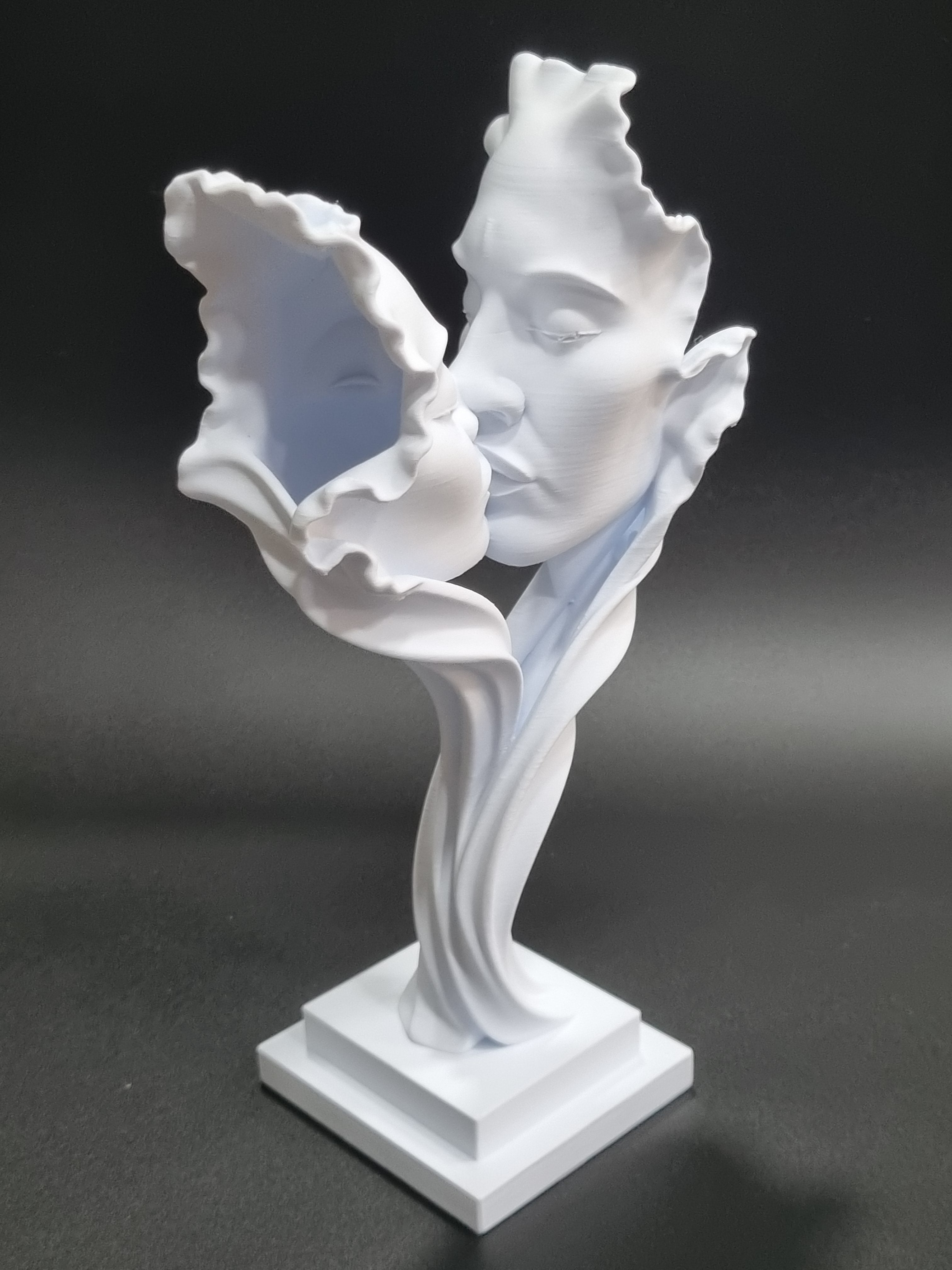 Scultura in Arte moderna - coppia bacio