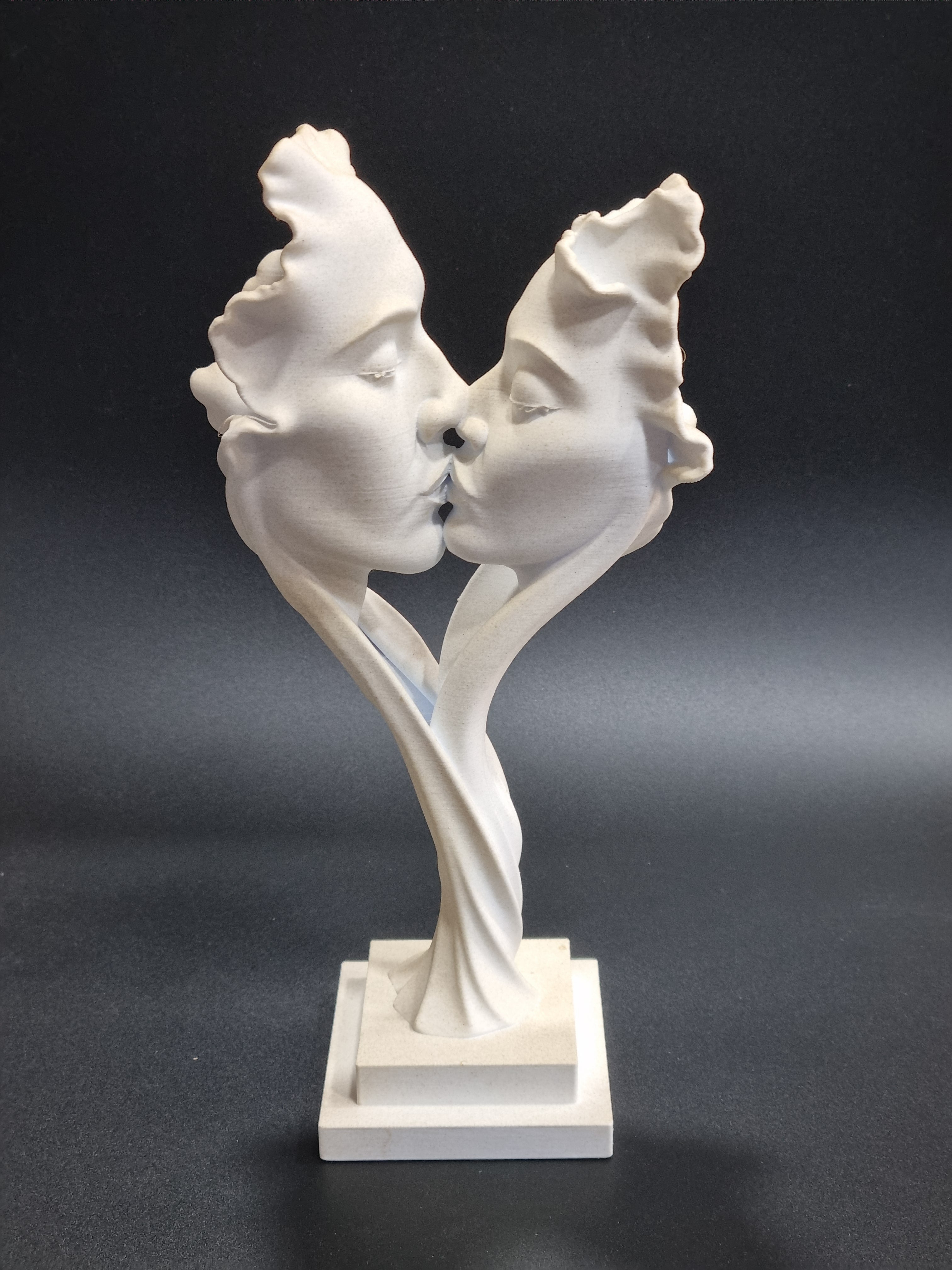Scultura in Arte moderna - coppia bacio